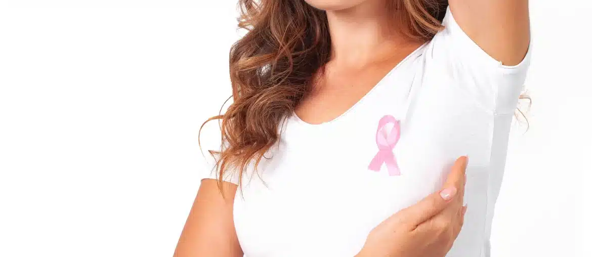 cancer-de-mama-mulher-de-cabelos-compridos-realizando-exame-de-toque-na-mama