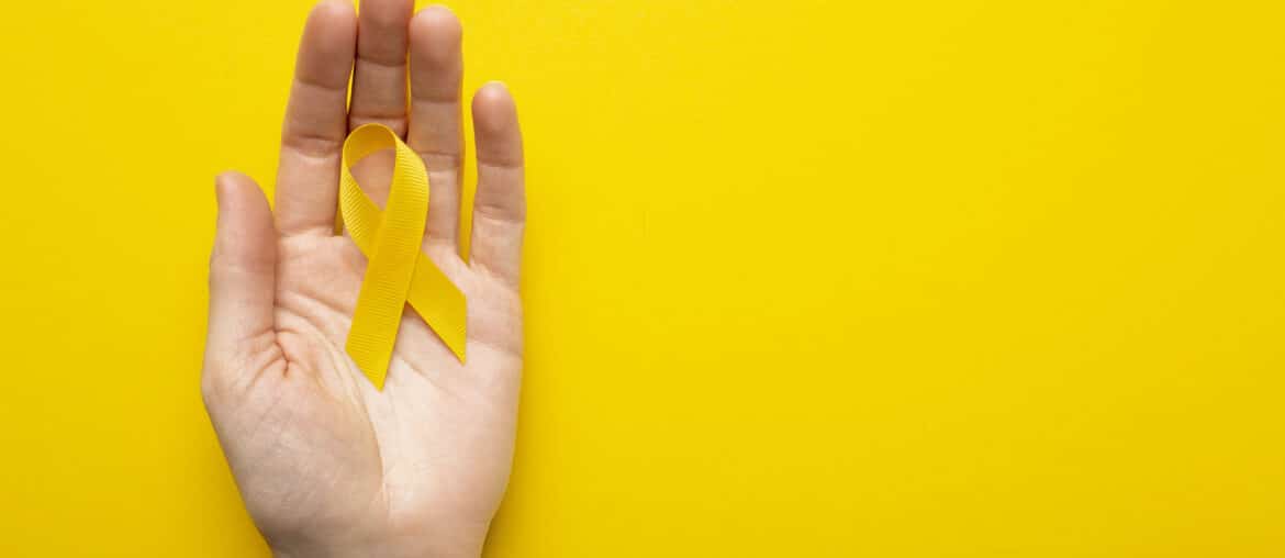 hepatites-virais-maos-segurando-laco-amarelo-da-campanha-julho-amarelo-de-combate-as-hepatites-virais